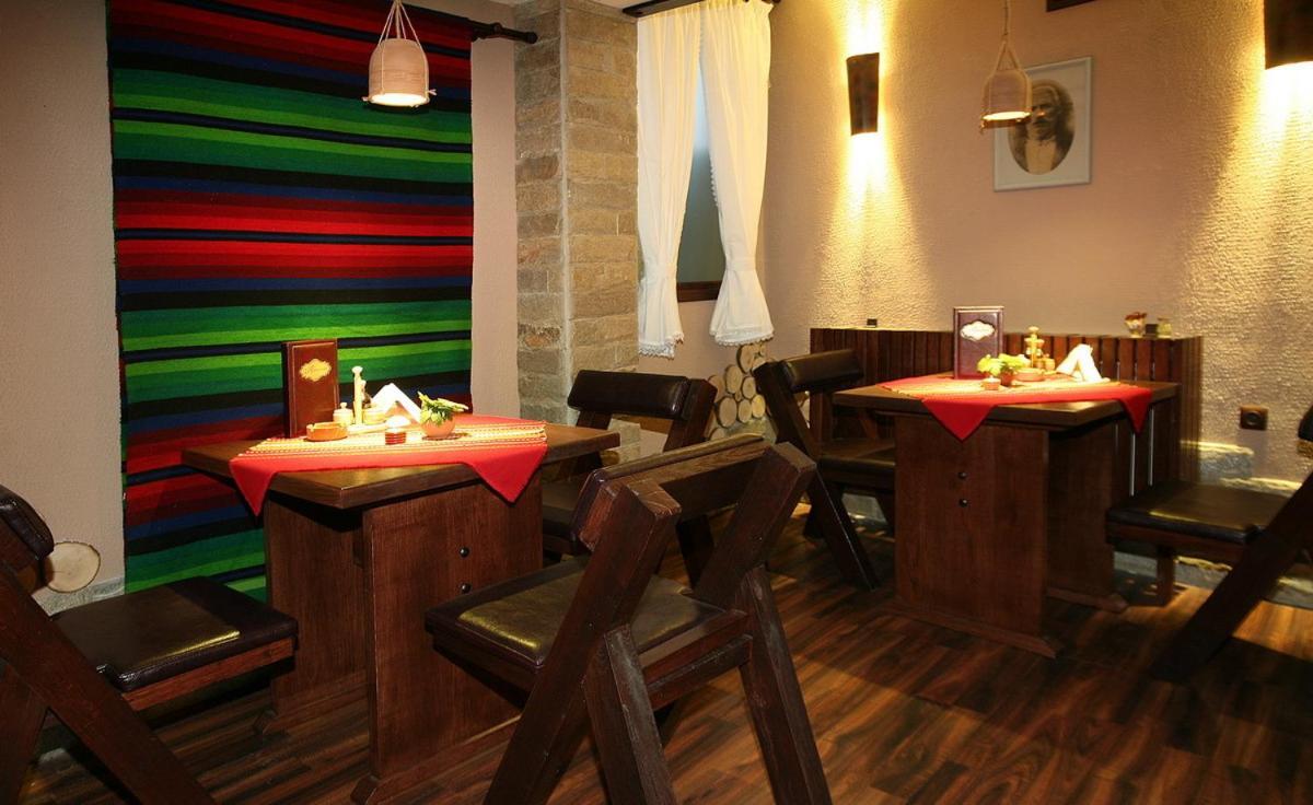 Riverside Family Hotel Yambol Ресторан фото